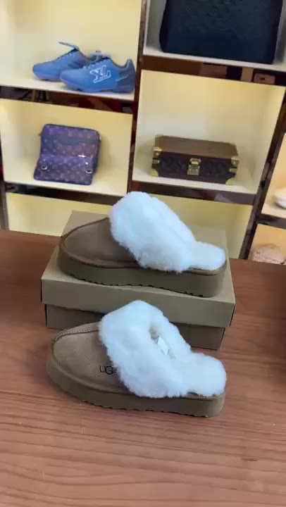 Uggs Classic Short Ii video preview