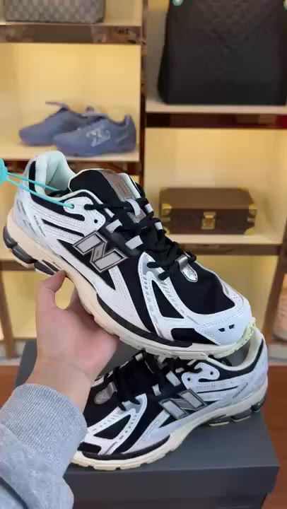 Skechers video preview