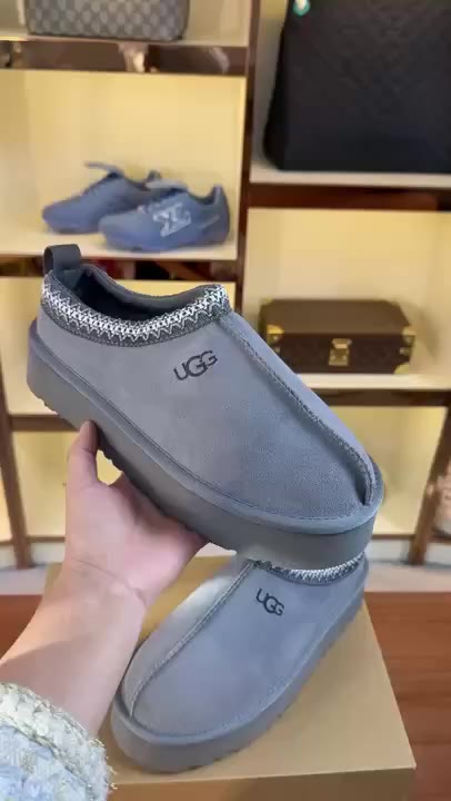 Uggs Classic Short Ii 2 video preview