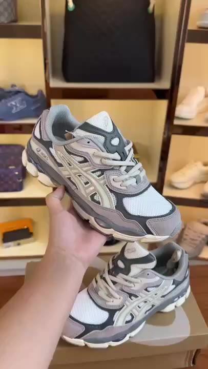 Asics Asics Gel Saga 3 video preview