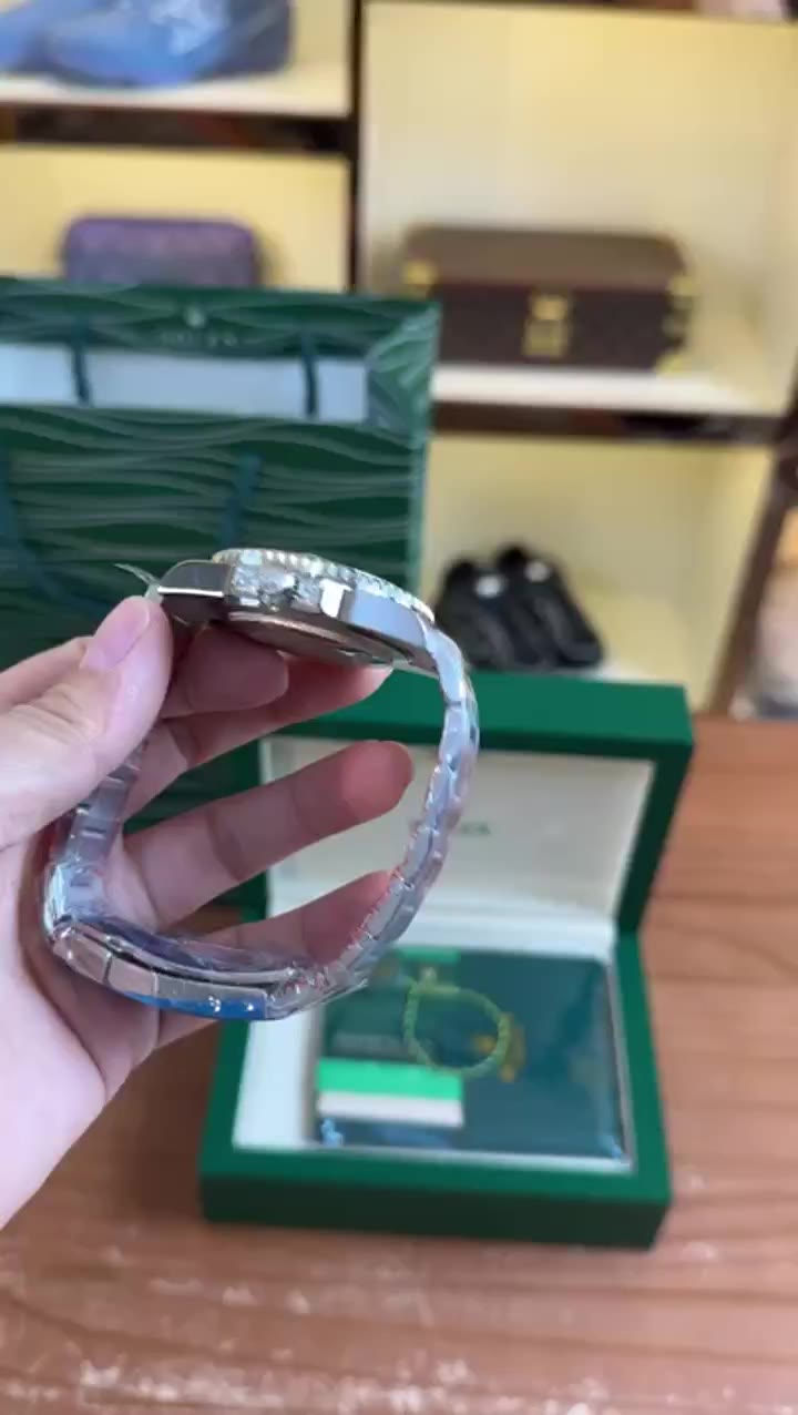 Rolex Submariner video preview