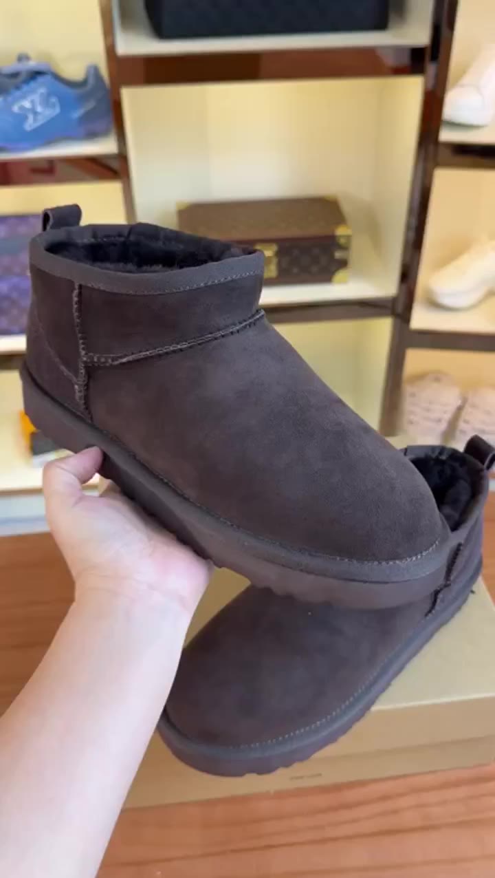 Uggs Uggs Classic Ii video preview