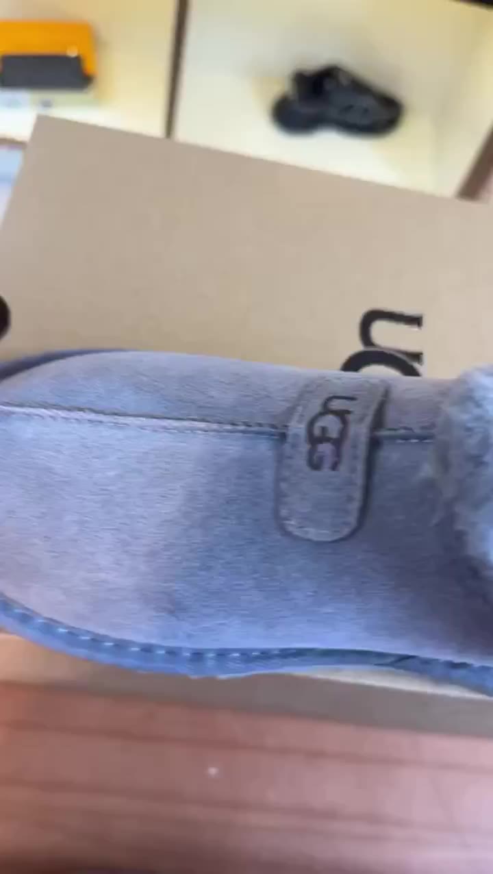 Uggs Uggs Classic Short Ii video preview
